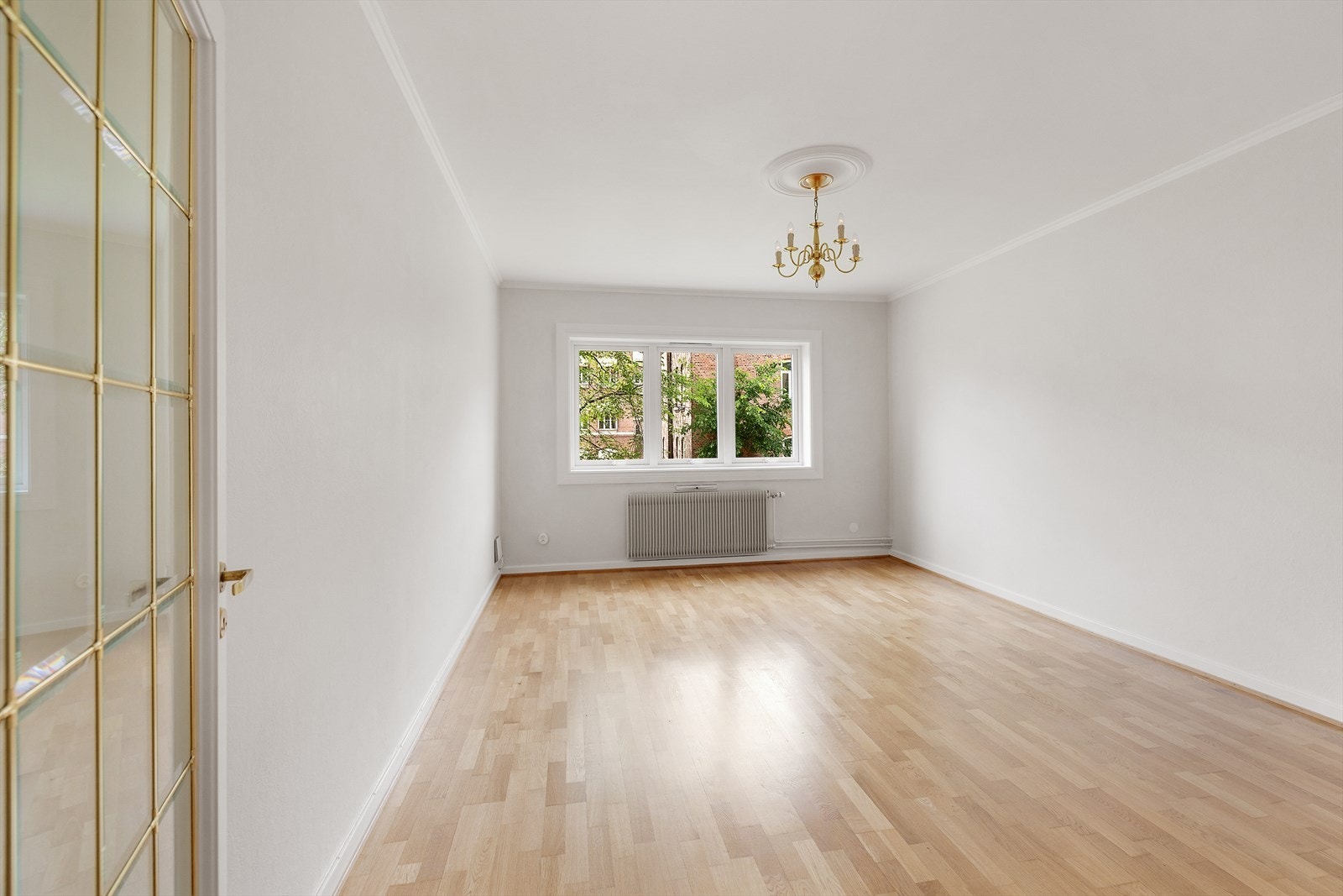 Stor stue med god plass til sofagruppe og spisebord Galleribilde