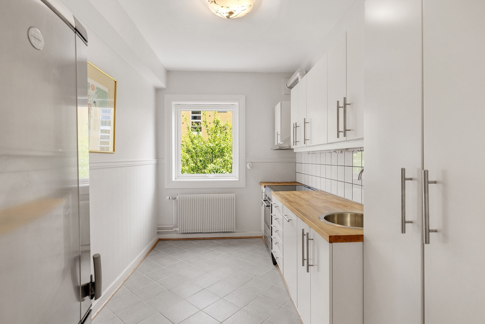 Velholdt kjøkken med medfølgende hvitevarer Galleribilde