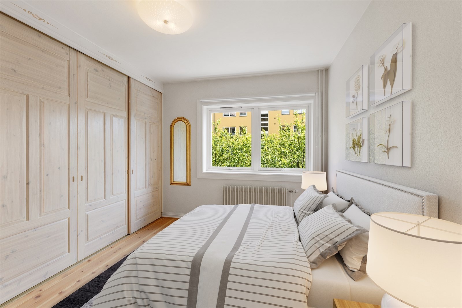 Romslig soverom med plass til dobbeltseng og skyvedørgarderobe - Bildet er digitalt stylet Galleribilde