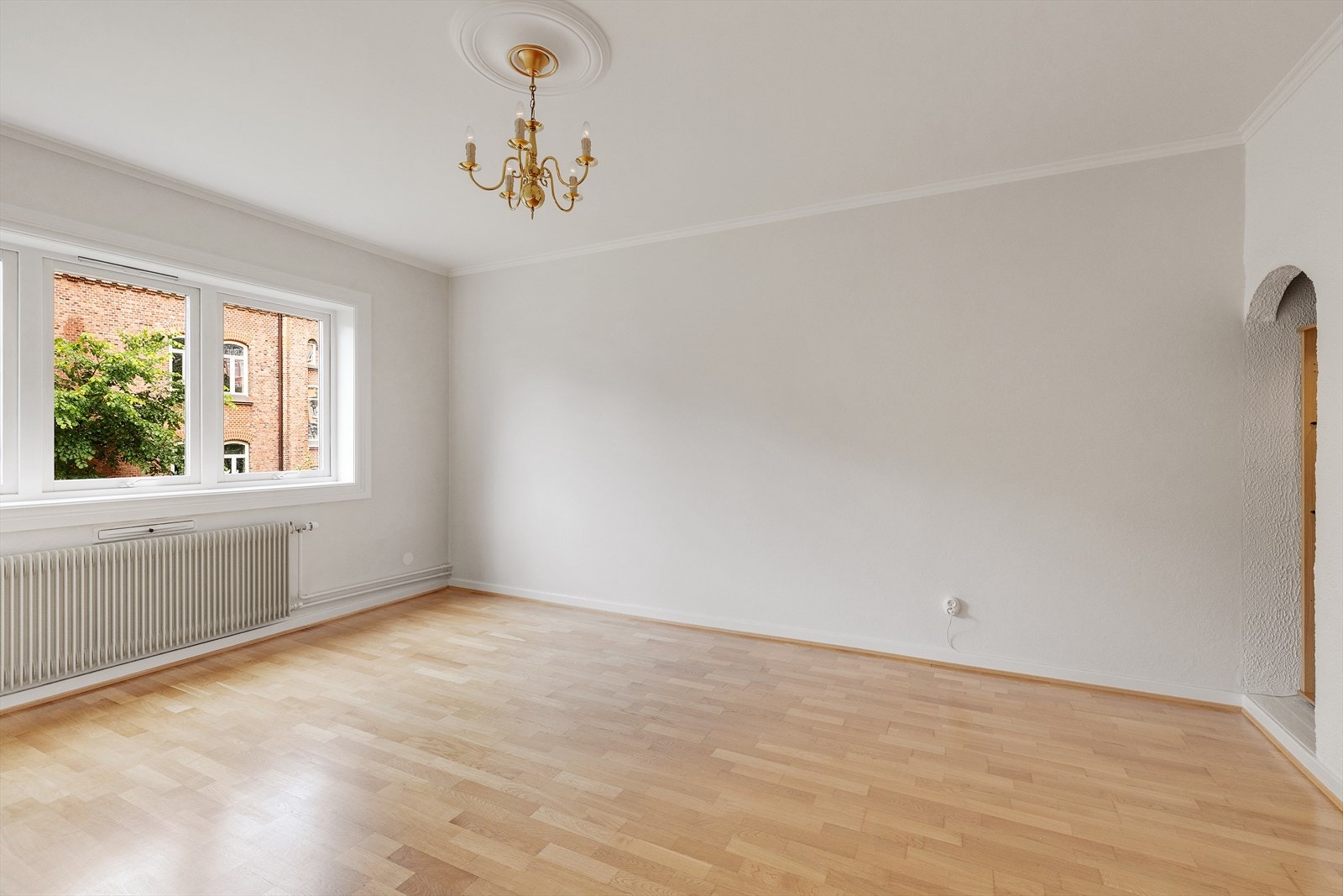 Stuen vender ut ot bakside av gården Galleribilde