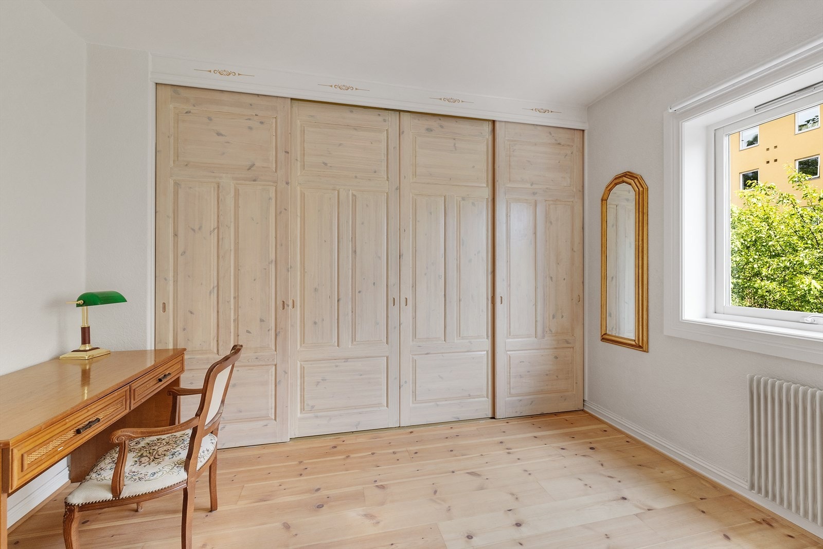 Stor skyvedørsgarderobe på soverommet - Medfølgende skrivebord, hvis ønskelig Galleribilde