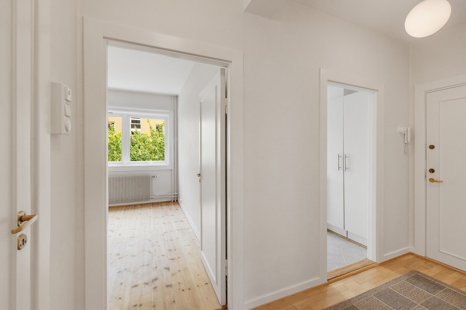 Gangen binder rommene i leiligheten sammen Galleribilde