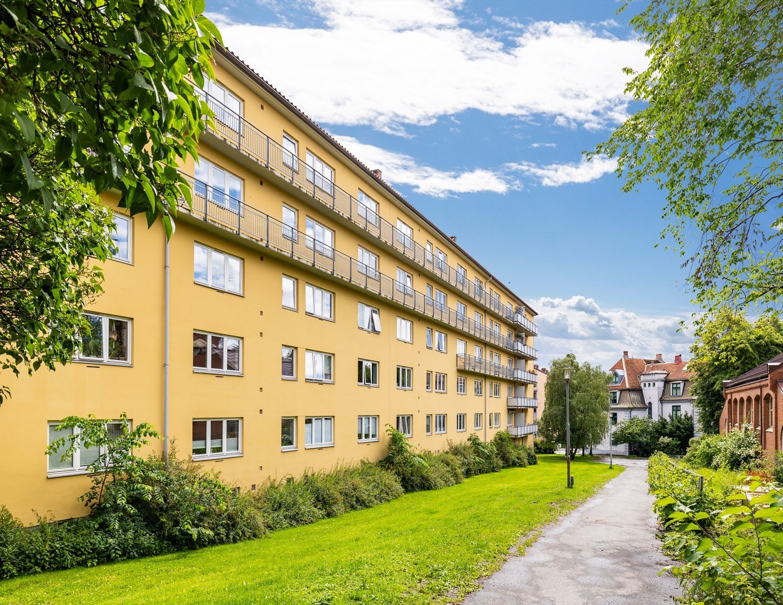 Baksiden av gården Galleribilde