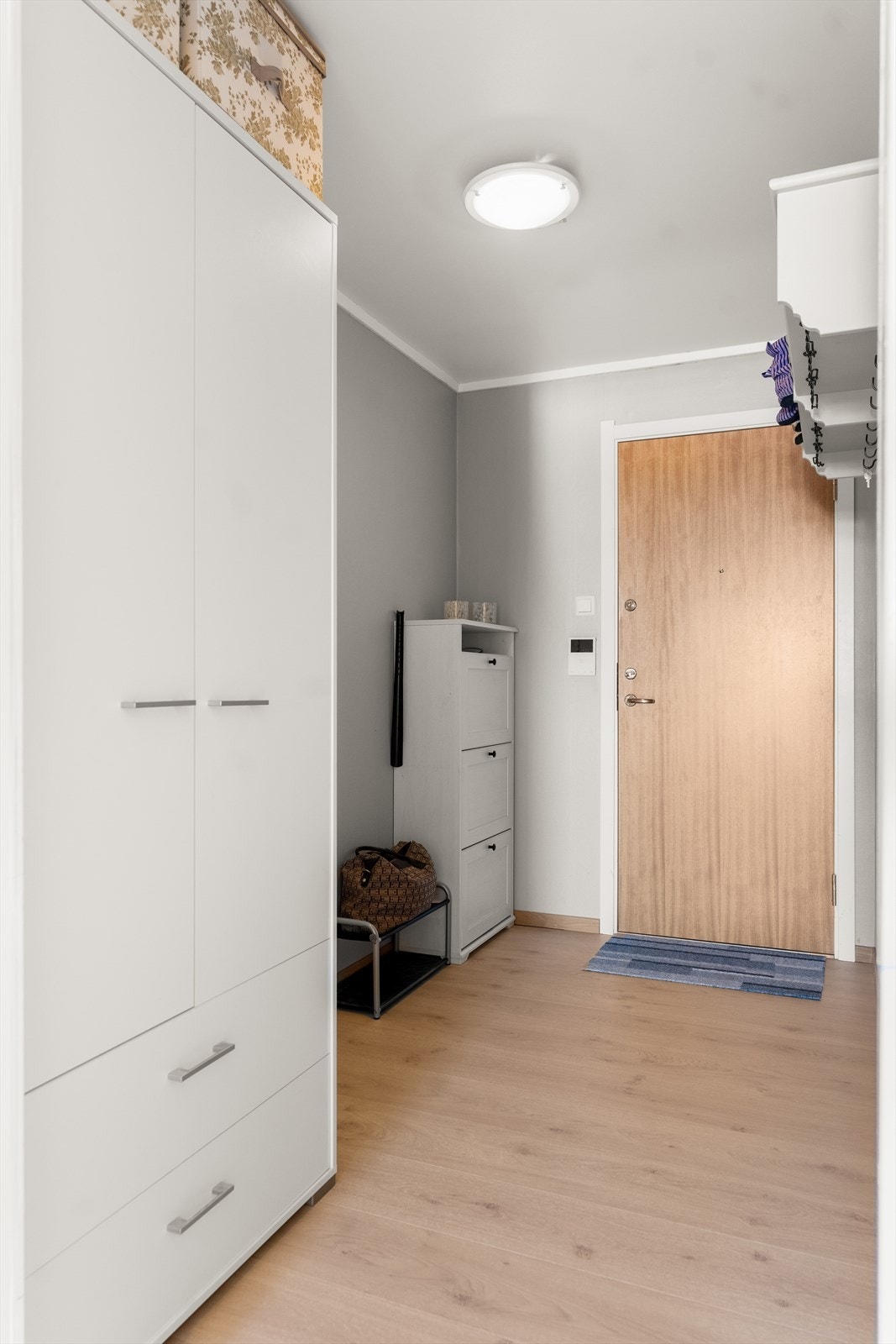 Entré med medfølgende garderobeskap og callinganlegg. Galleribilde