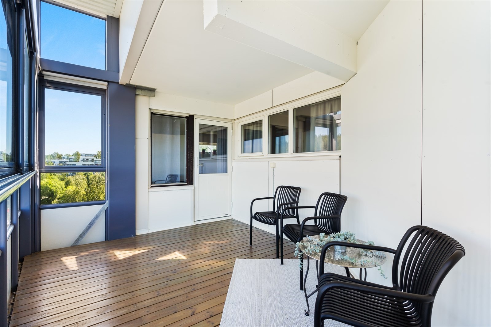 Innglasset balkong på ca. 11 kvm. God plass til møblement. Galleribilde