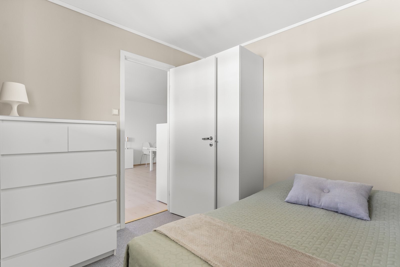 Det er fint plass til å møblere med dobbeltseng og tilhørende møblement. Garderobeskap medfølger. Galleribilde