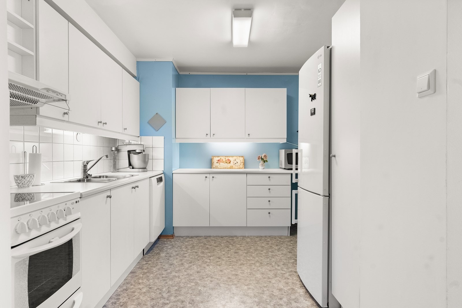 Kjøkkenet ligger i en tilbaketrukket løsning i forbindelse med stuen. Galleribilde