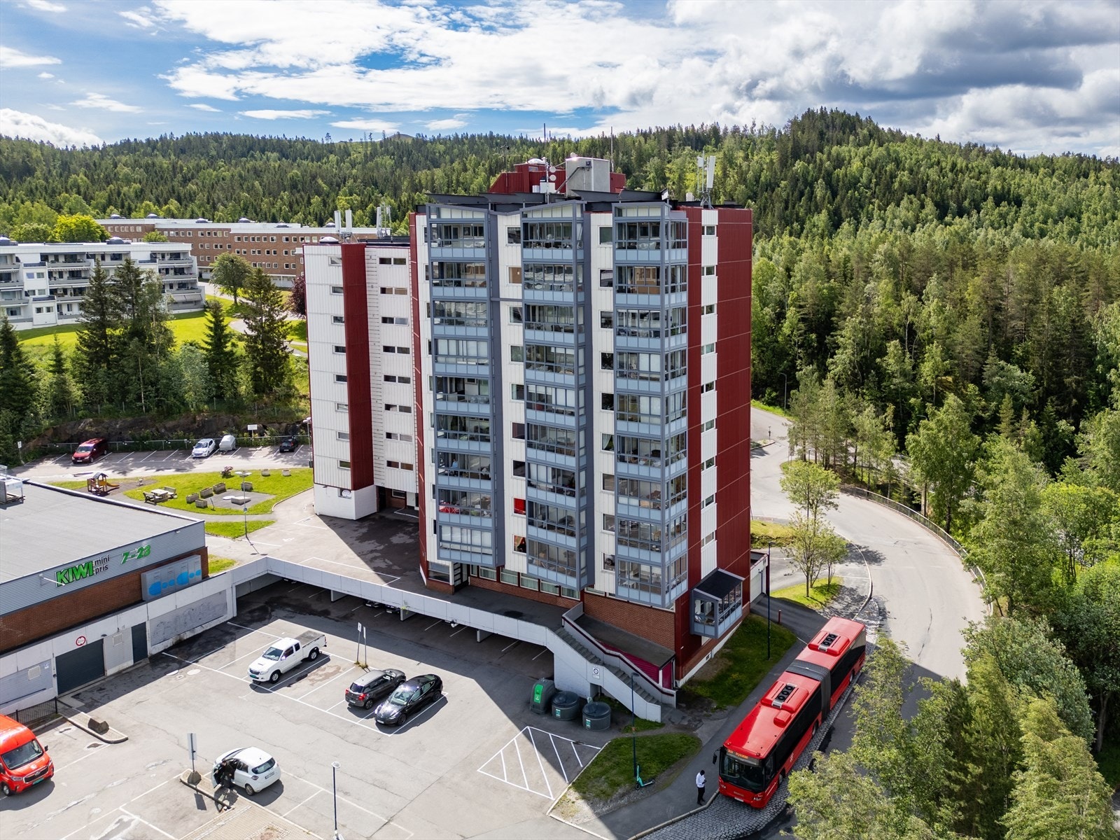 Bussholdeplass og Kiwi matbutikk rett utenfor blokken. Inngangen til marka er også en kort spasertur unna! Galleribilde