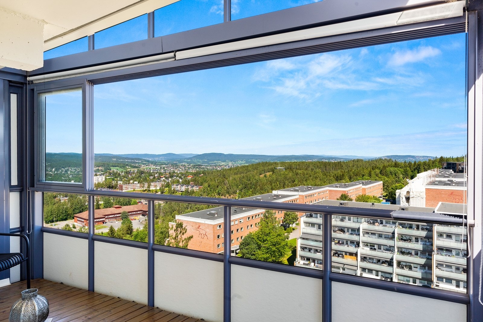 En stor topp- og endeleilighet i tiende etasje. Galleribilde