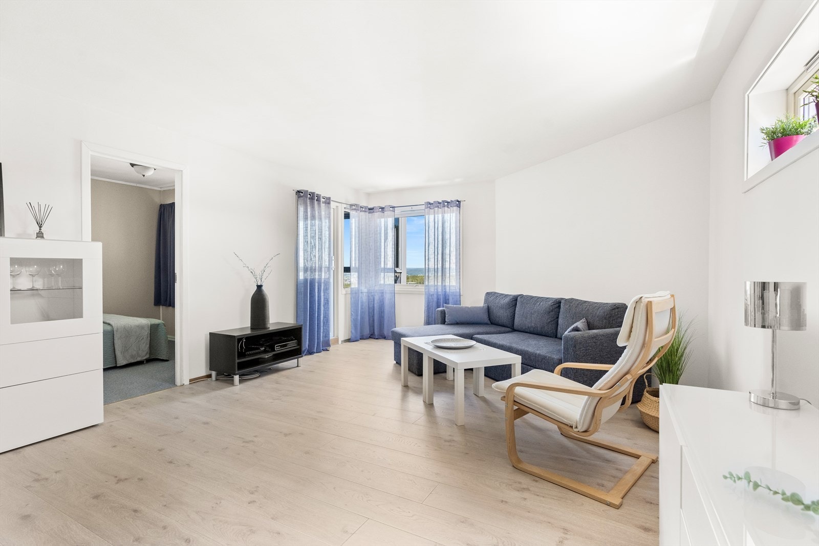 Luftig og innbydende stue med utgang til innglasset balkong. Galleribilde