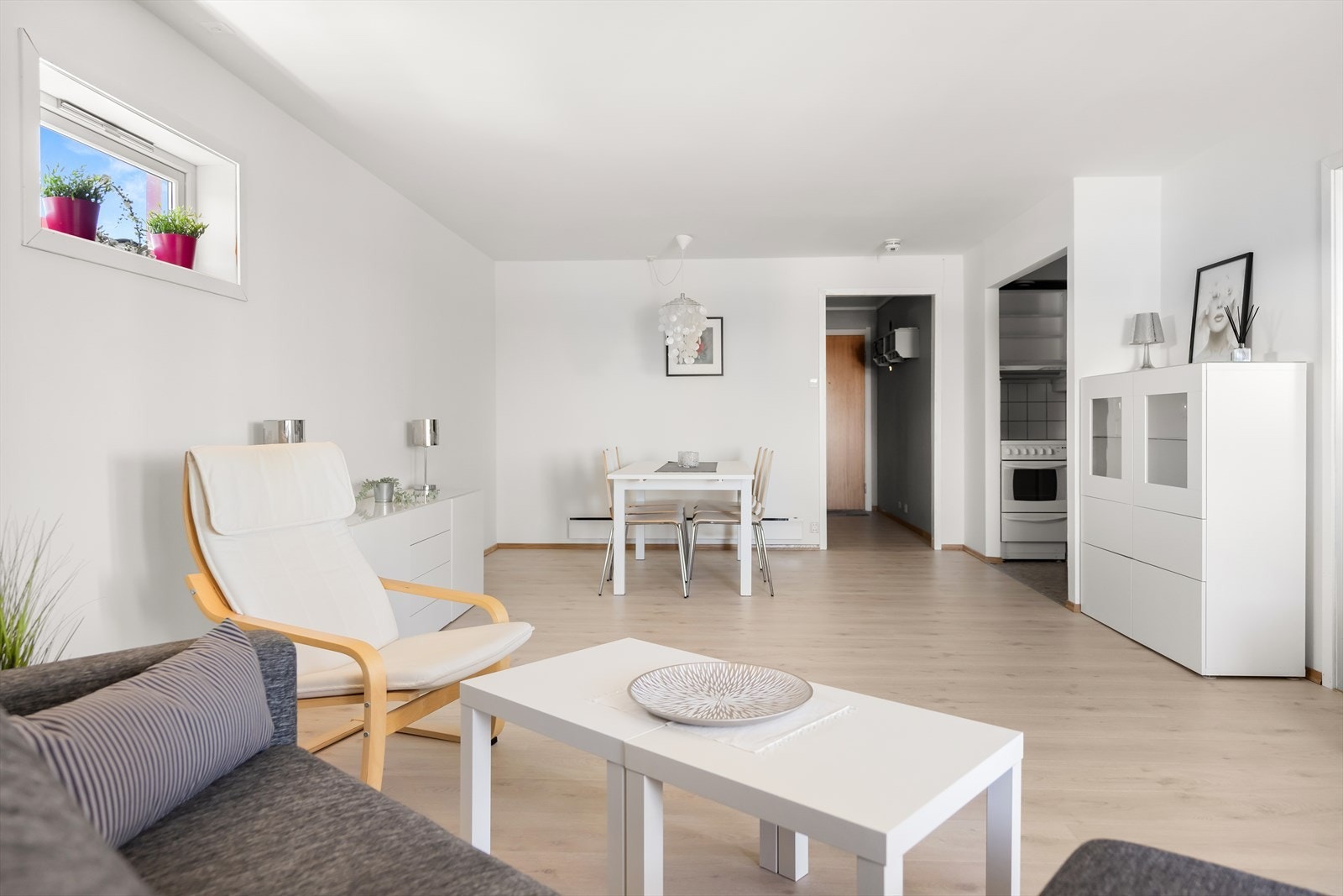 Nyere laminatgulv og hvitmalte flater fra 2023 i stuen. Galleribilde