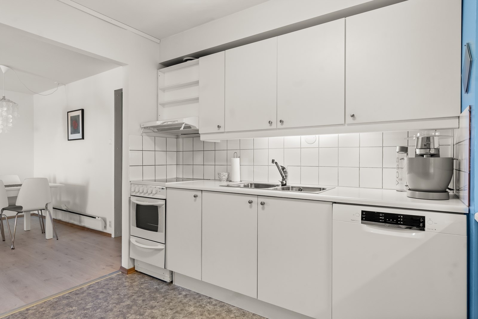 Hvitevarene er plassert i nisjer og alle medfølger. Galleribilde