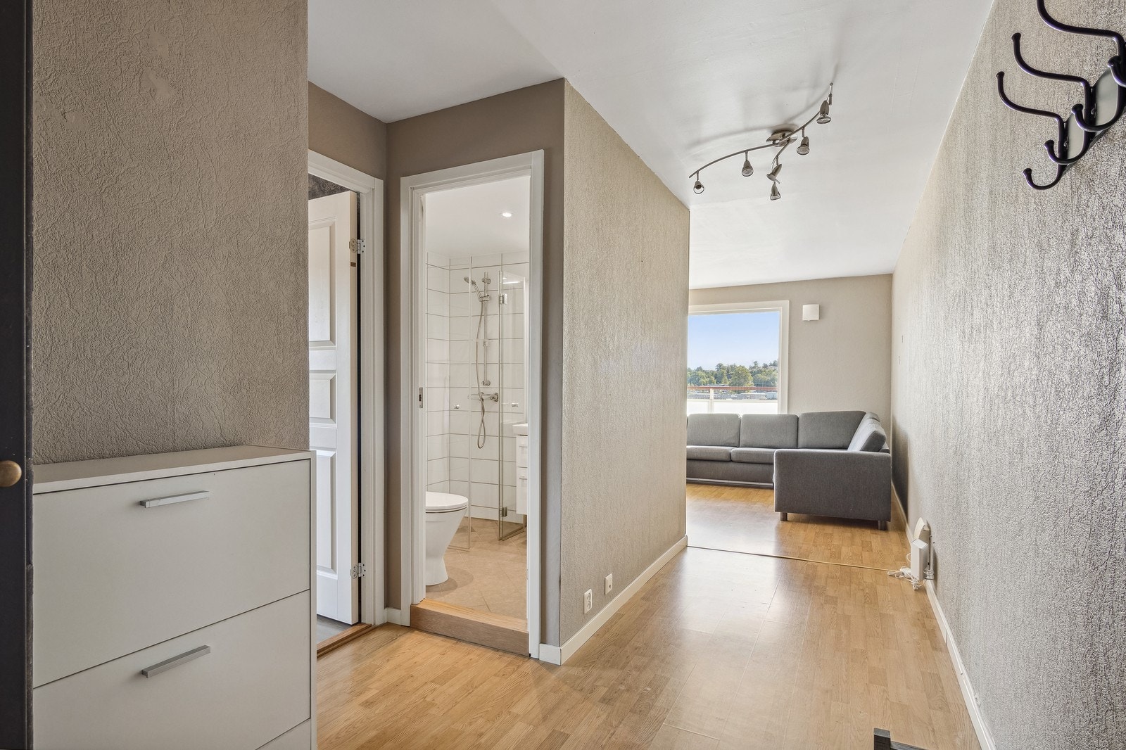 Hyggelig gang med plass til yttertøy og sko Galleribilde