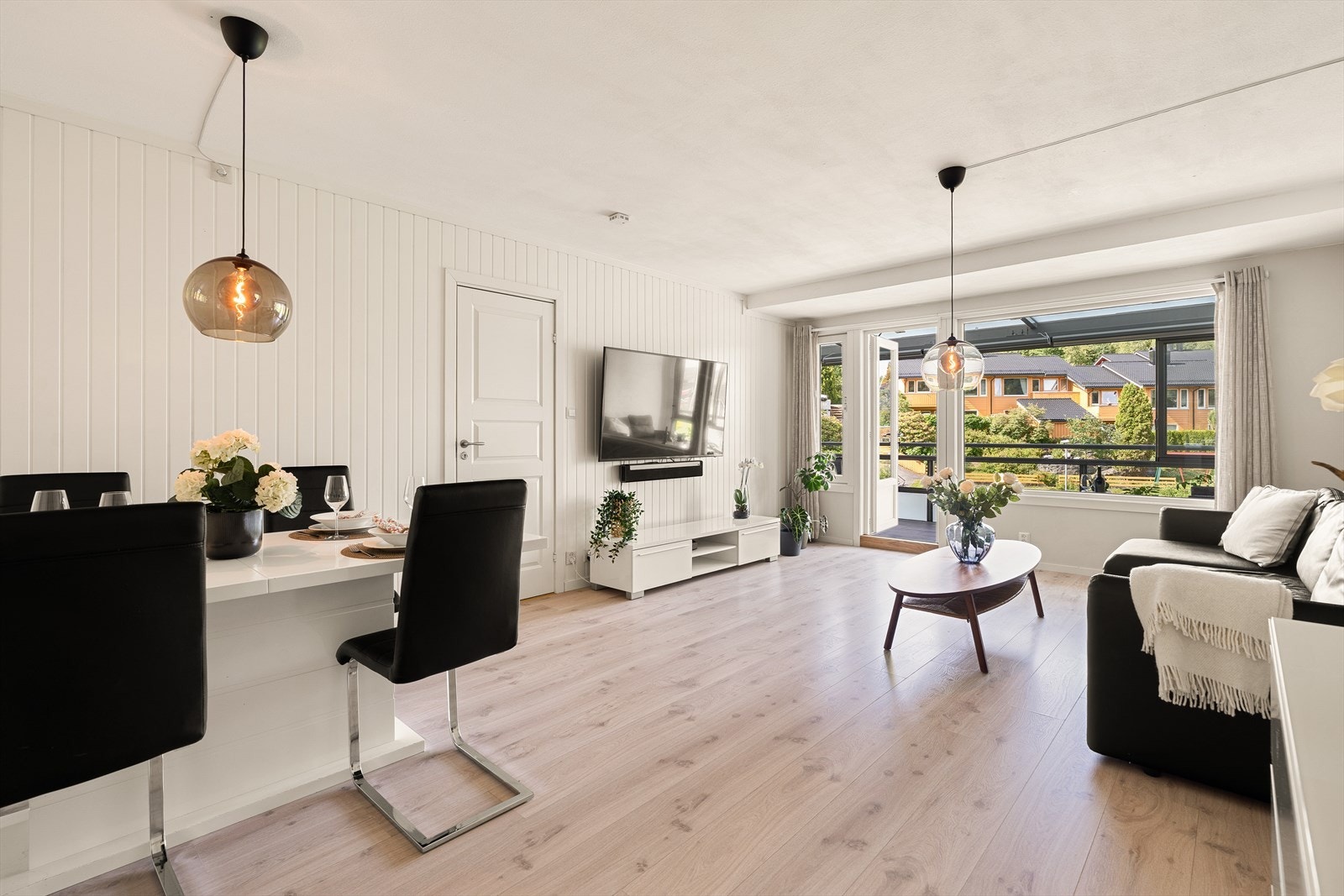 Lys og flott stue med plass til det du trenger. Galleribilde