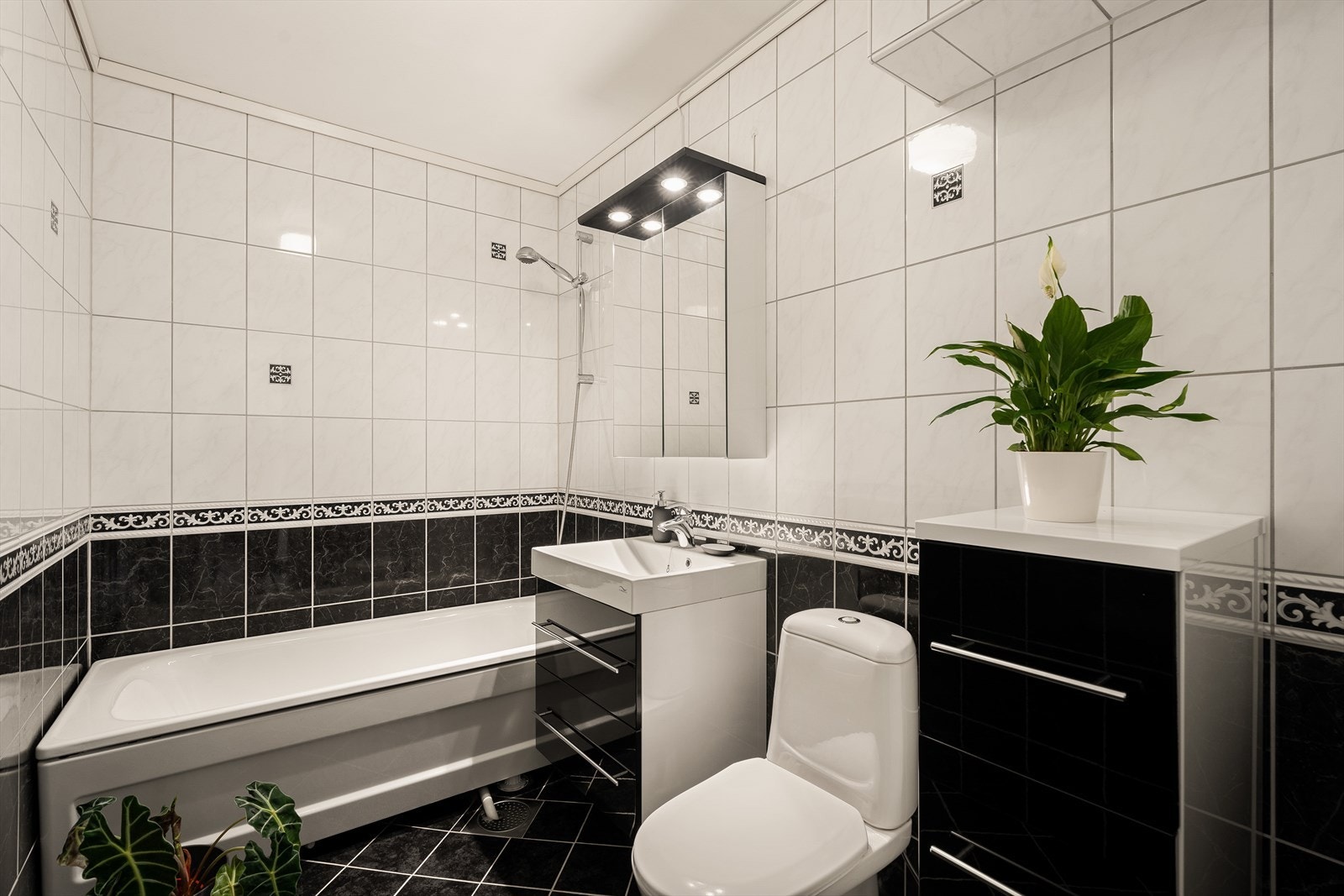 Bad 2 ligger ved vaskerommet/ foreldresoverommet og blir brukt som "hovedbadet" Galleribilde