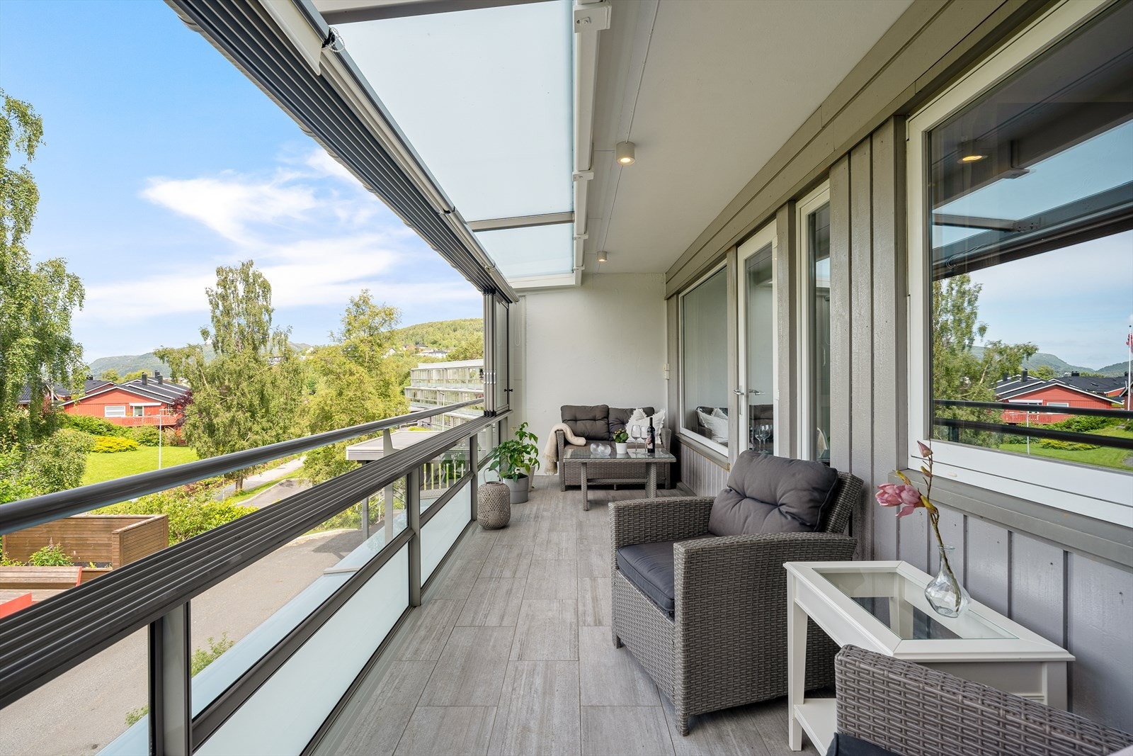Utgang til solrik innglasset altan som ble rehabilitert i regi av brl. Galleribilde
