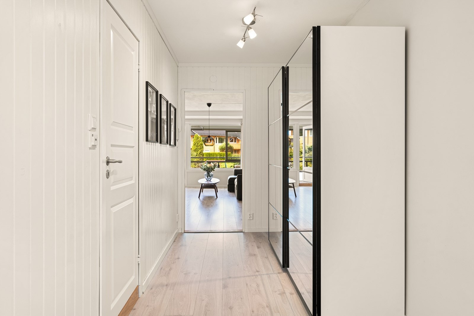 Stor og innbydende gang med flott skyvedørsgarerobe. Galleribilde