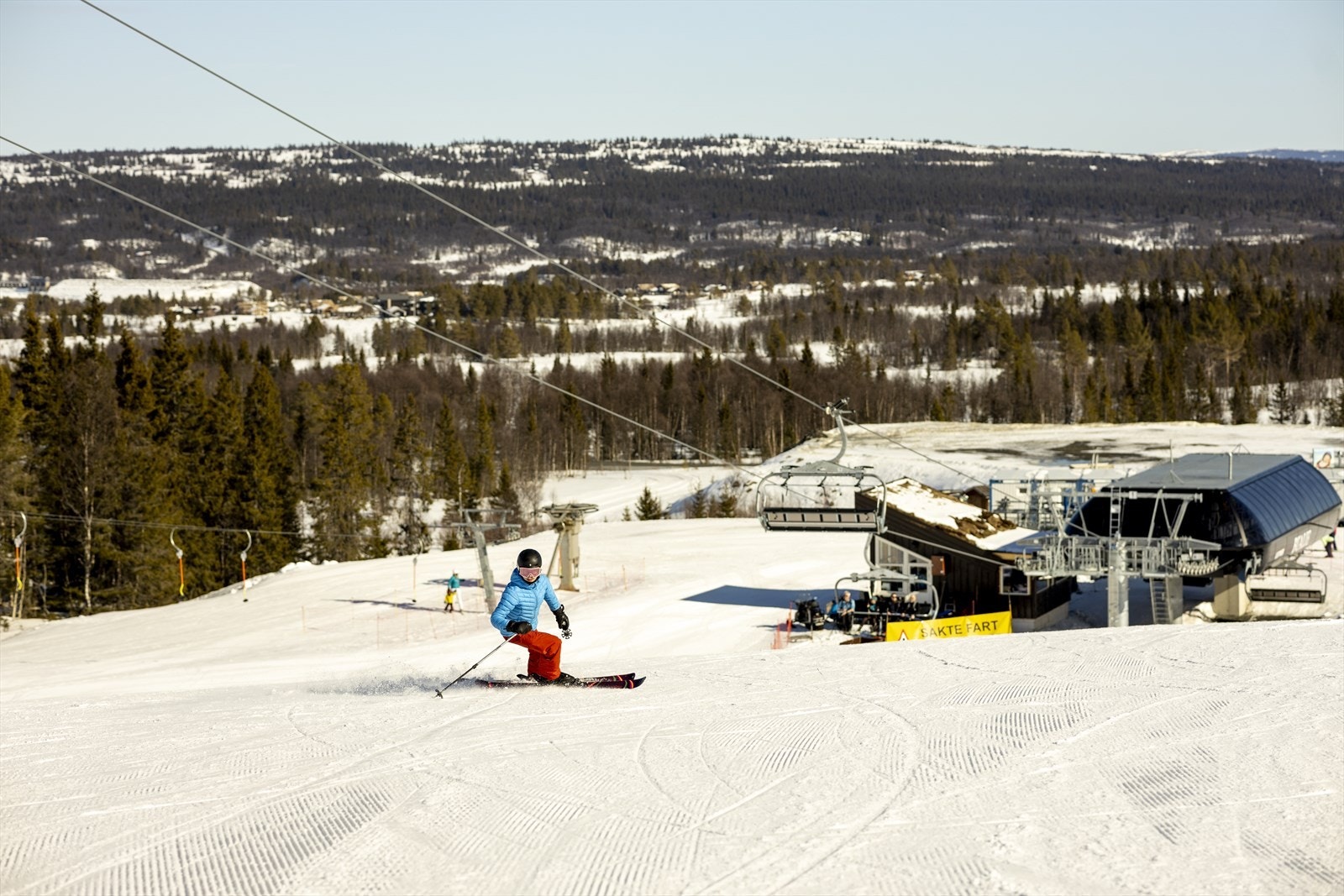 Nærmeste alpinanlegg er Golsfjellet Alpinsenter ca. 20 min unna, mens til Valdres Alpinsenter i Aurdal tar det 25 min. Galleribilde