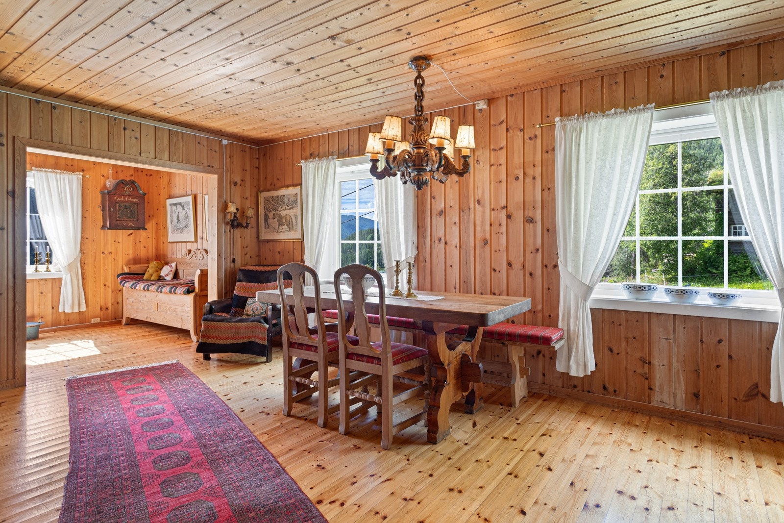 Overflater består av furugulv, og trepanel på vegg. Galleribilde