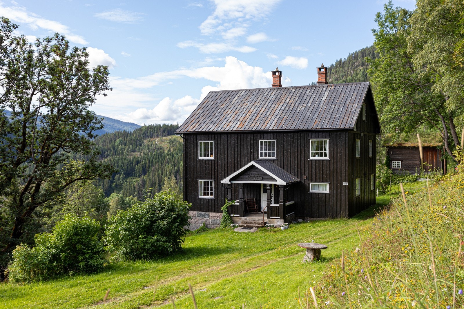 Eiendommen er på nesten 3,5 mål og består av våningshus, eldhus, låve og stabbur. Våningshuset er fra år 1935, og ble ombygget på 80-tallet. Galleribilde