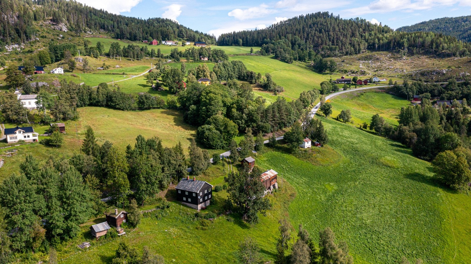 Eiendommen er et flott utgangspunkt for opplevelser for store og små. I tillegg til uendelig med turstier, toppturer, badevann og fiskevann i nærheten, er det også kort veg til skikkelig høyfjellsterreng. Galleribilde