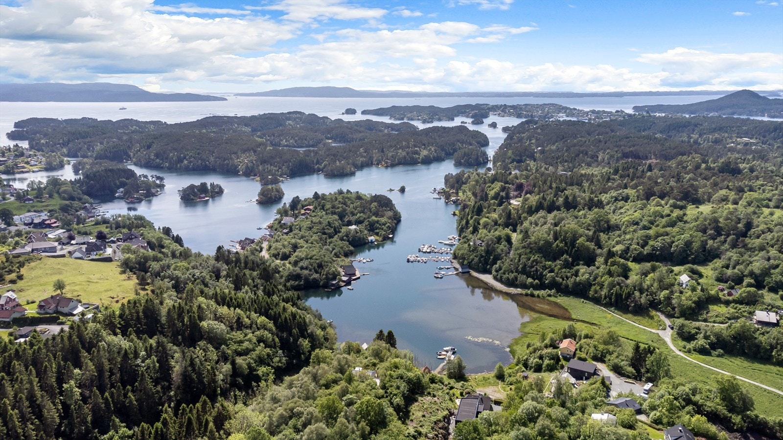 Ned en bakke på motsatt side av veien kommer du deg ned til Særvold båthavn. Galleribilde
