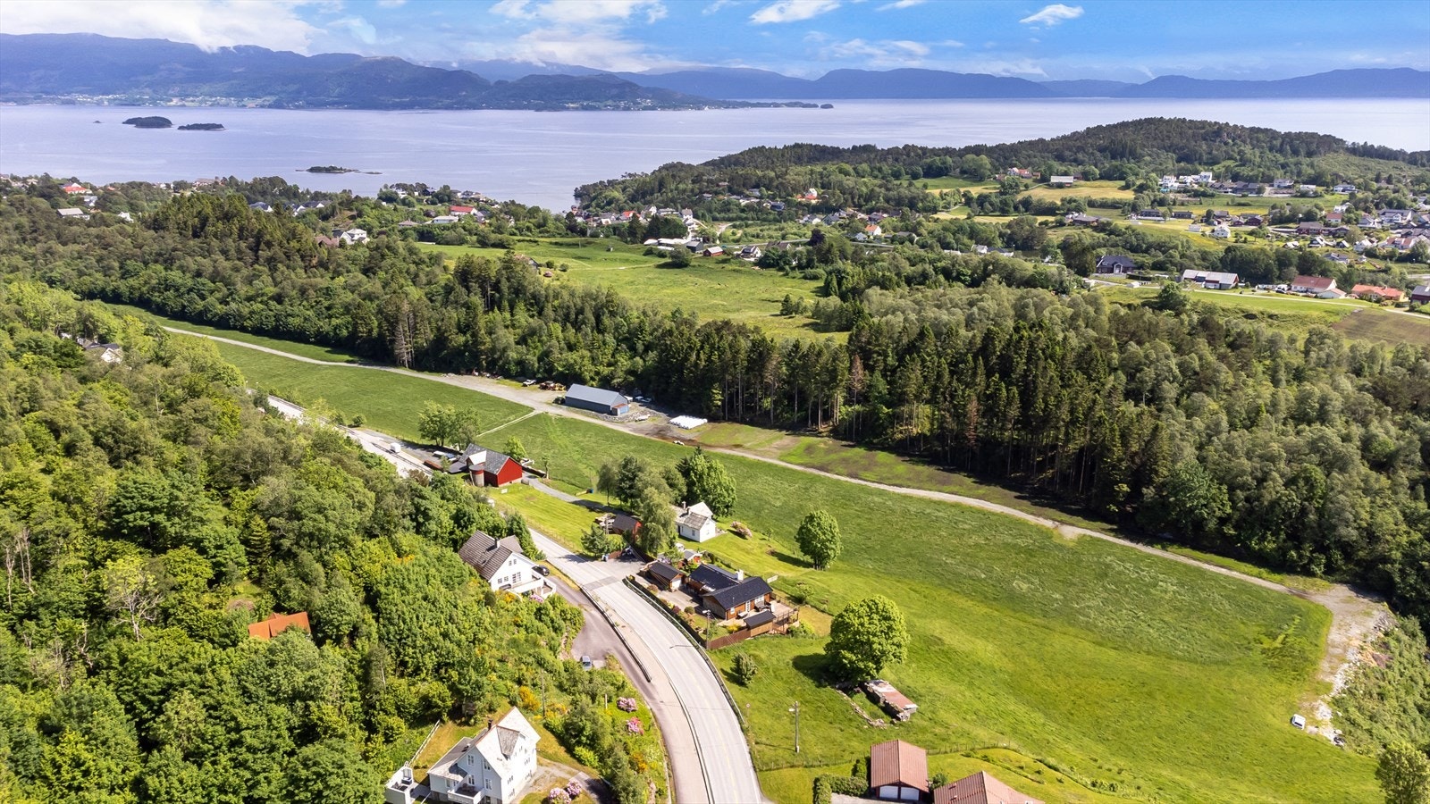 Landlige, naturskjønne omgivelser og på et fint lite høydedrag. Galleribilde