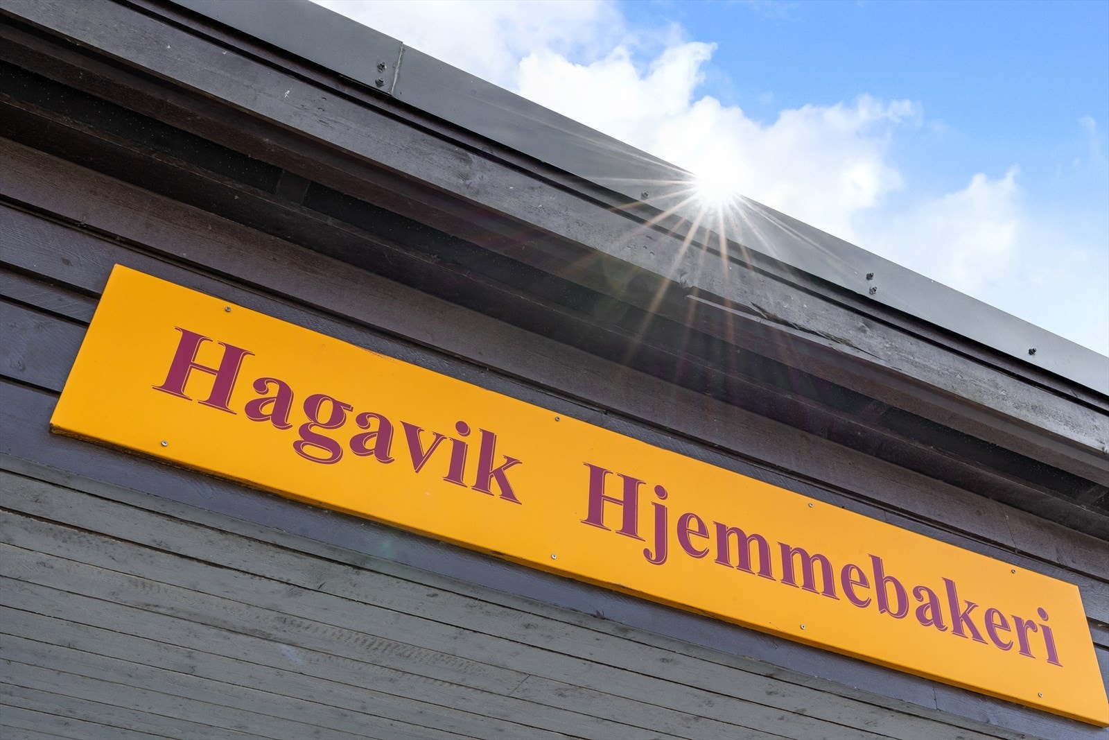 Ca. 450 meter unna eiendommen finner du koselige Hagavik Hjemmebakeri. Galleribilde