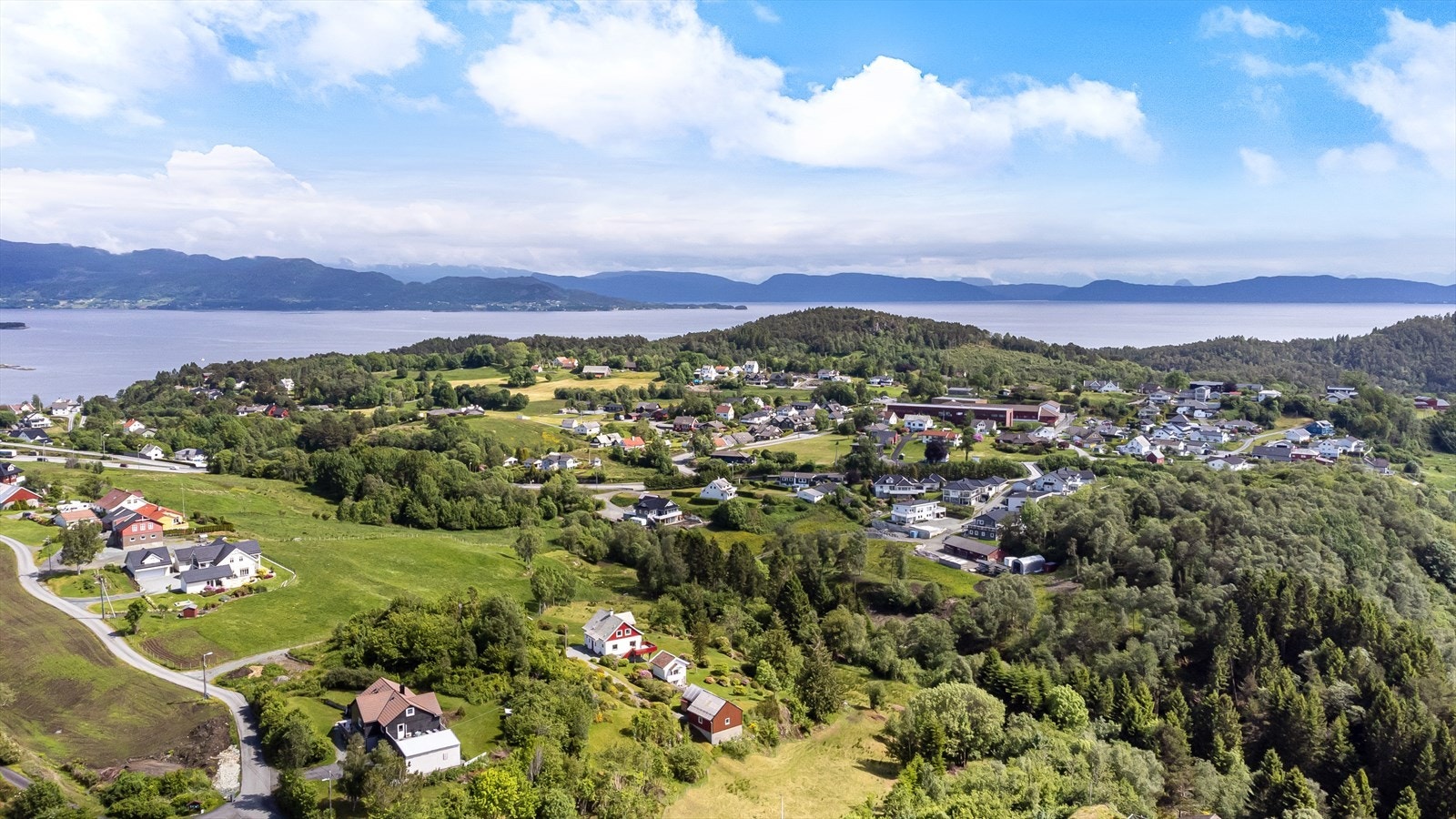 Her bor du med nærhet til sjø og fjell, og har dermed nydelige rekreasjonsområder innen kort avstand. Galleribilde