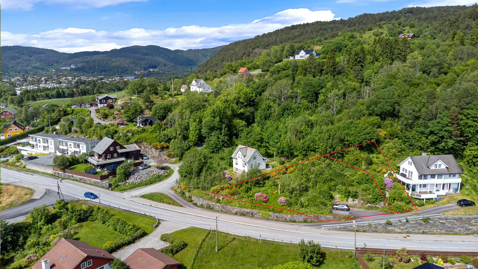 Fin tomt i veletablert, familievennlig område 5 min kjøring fra Os sentrum. To stk. bnr. på til sammen ca. 1 105 m². Området er regulert til bolig. Tomtegrenser er ca., se ellers kart. Galleribilde