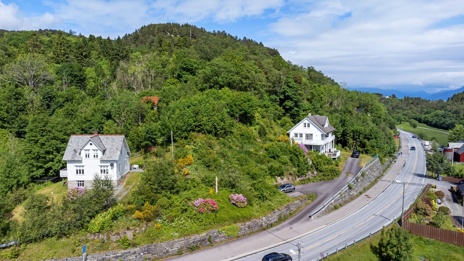 Eiendommen har tidligere vært bebygget med enebolig og garasjehus/anneks. Galleribilde