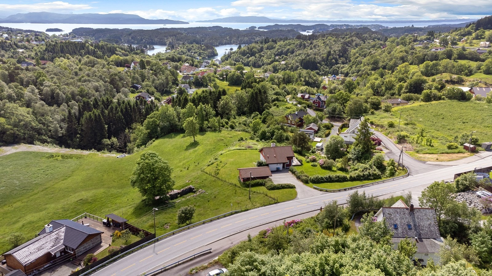 Sett fra oven ved tomten. Galleribilde