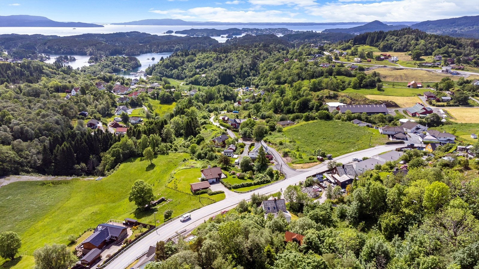 Området er veletablert med en variasjon av eneboliger og flermannsboliger. Galleribilde