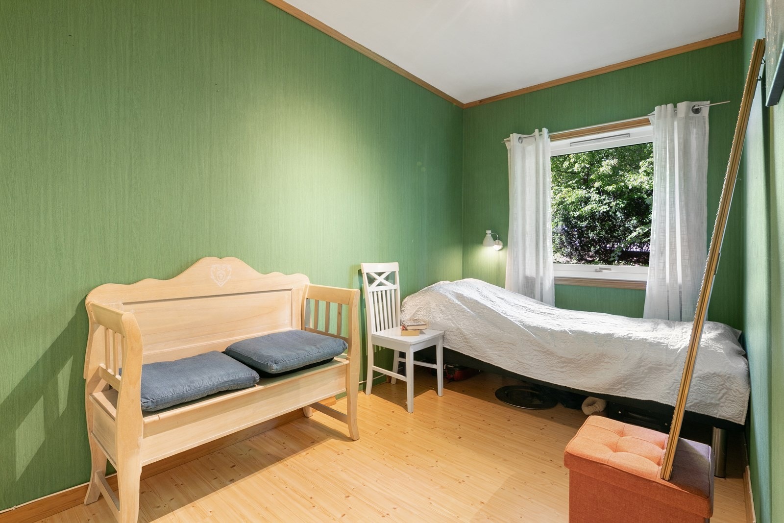 Denne leiligheten er malt i et variert utvalg av farger. Soverommet er romslig og vakkert malt i en nydelig grønn nyanse som skaper en livlig og naturlig atmosfære. Galleribilde