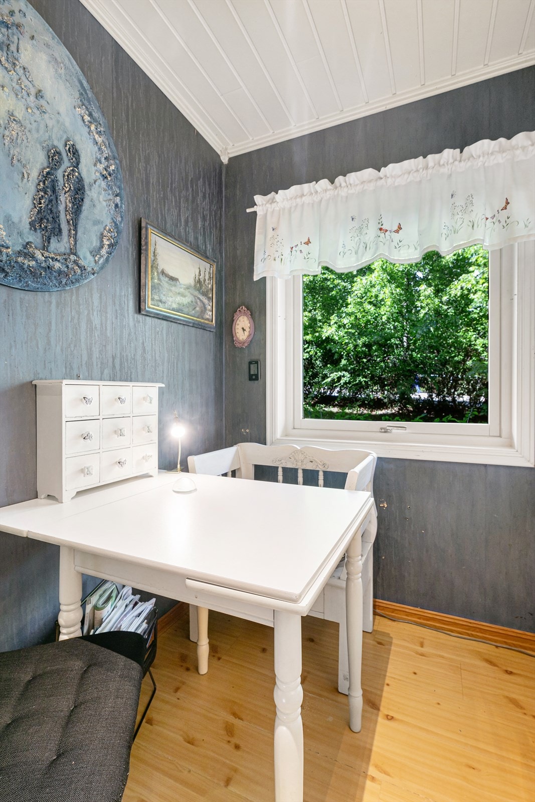 Her kan du nyte morgenkaffen med et hyggelig utsyn over den grønne bakgården. Galleribilde