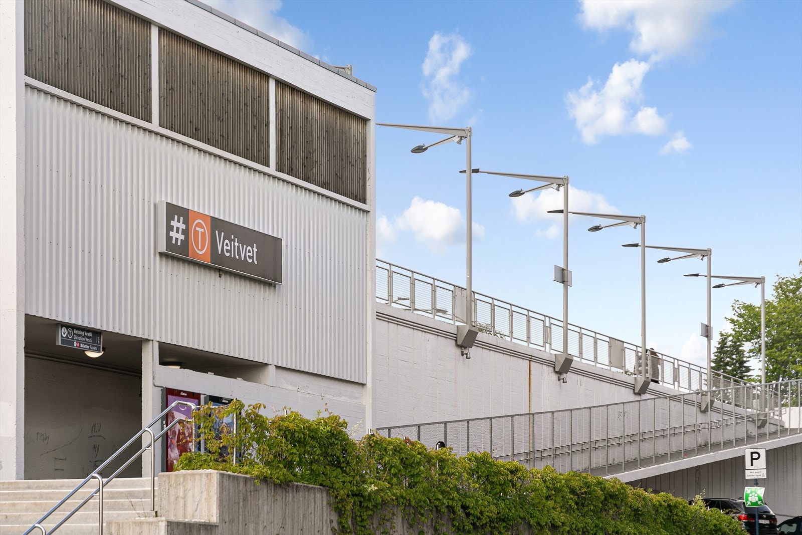 Det er også god offentlig kommunikasjon med T-banen som tar deg direkte til Oslo sentrum. Galleribilde
