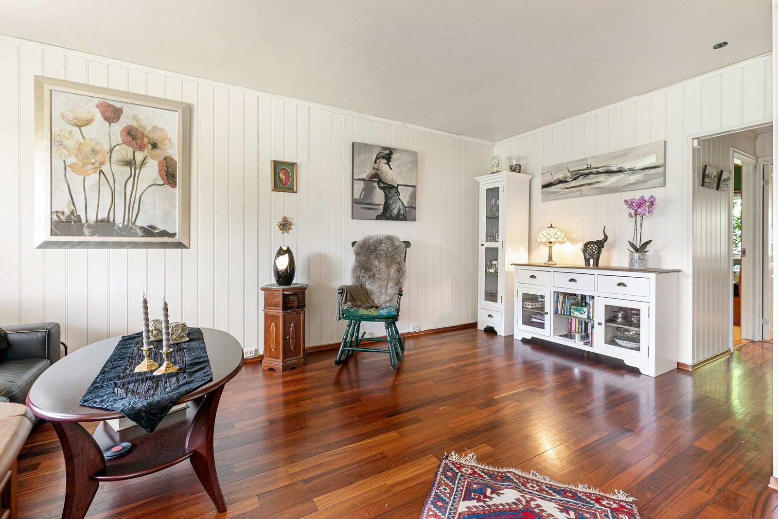 Her er det god plass til en stor sofa, spisesone, sittegruppe eller diverse kunst dersom man ønsker. Galleribilde
