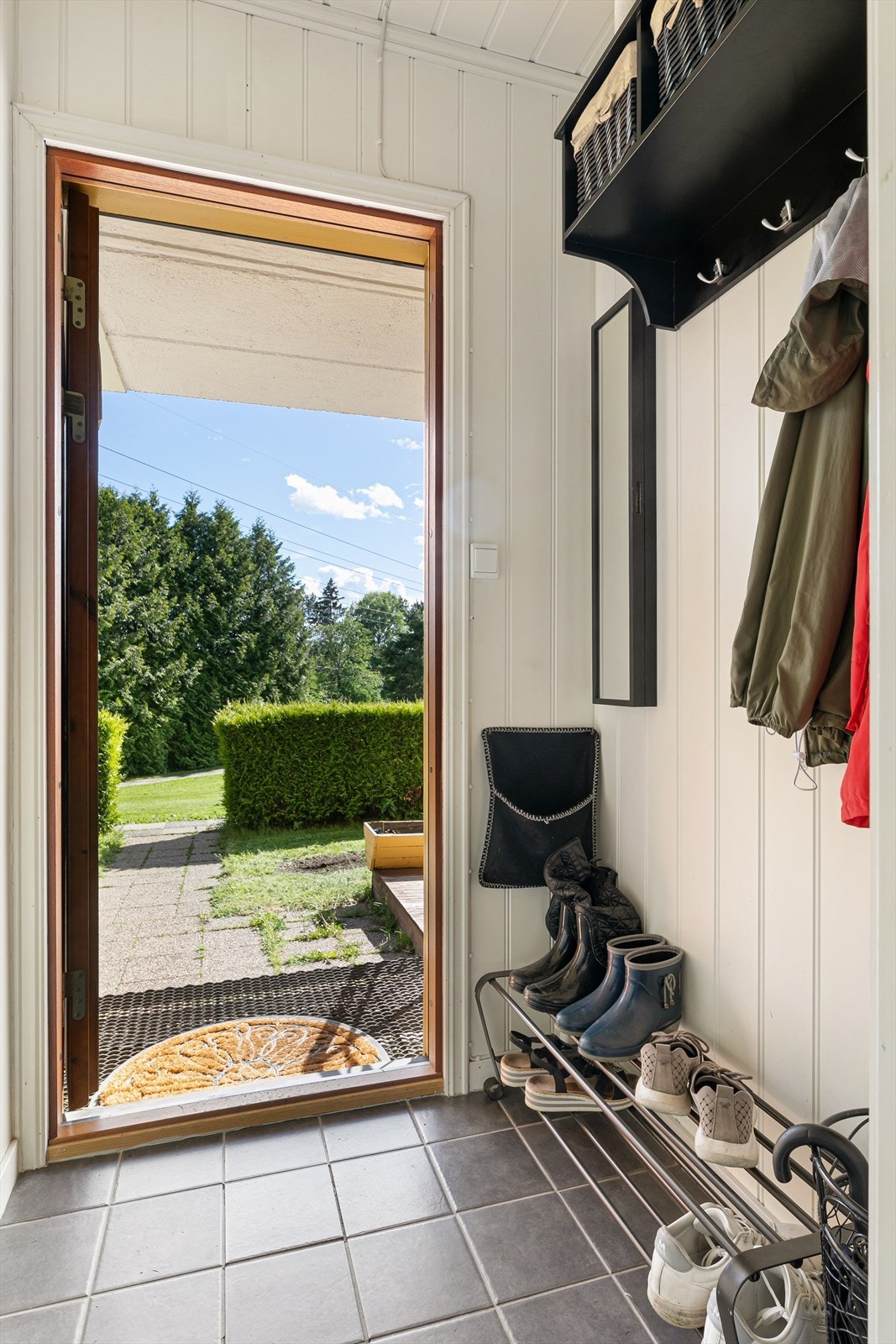 Velkommen inn! Entréen gir et godt første inntrykk av leiligheten og har god innebygd garderobeløsning til å henge fra seg yttertøy. Galleribilde