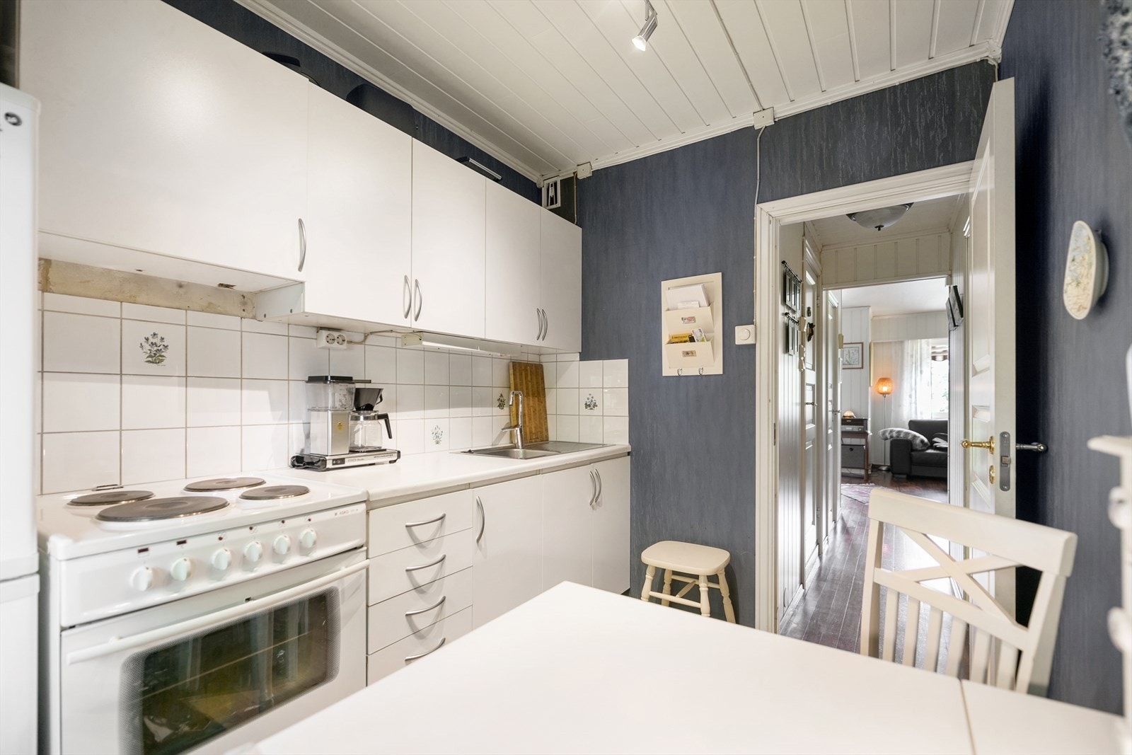 Kjøkkeninnredning med glatte fronter og laminat benkeplate. Det er rikelig med benkeplass og oppbevaring. Galleribilde
