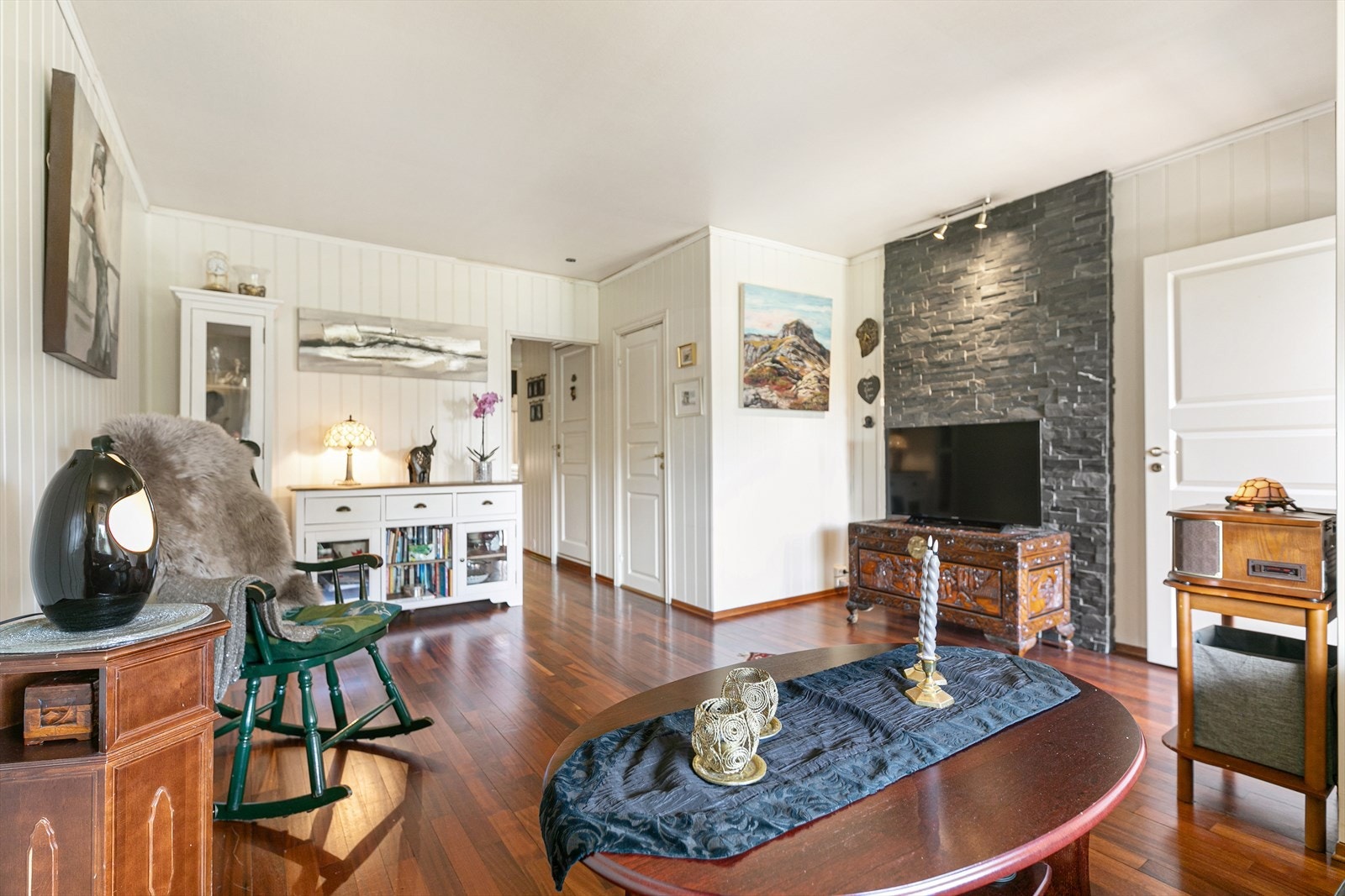 I denne fine stuen har du mulighet til å tilbringe tid og skape gode minner med venner og familie. Galleribilde