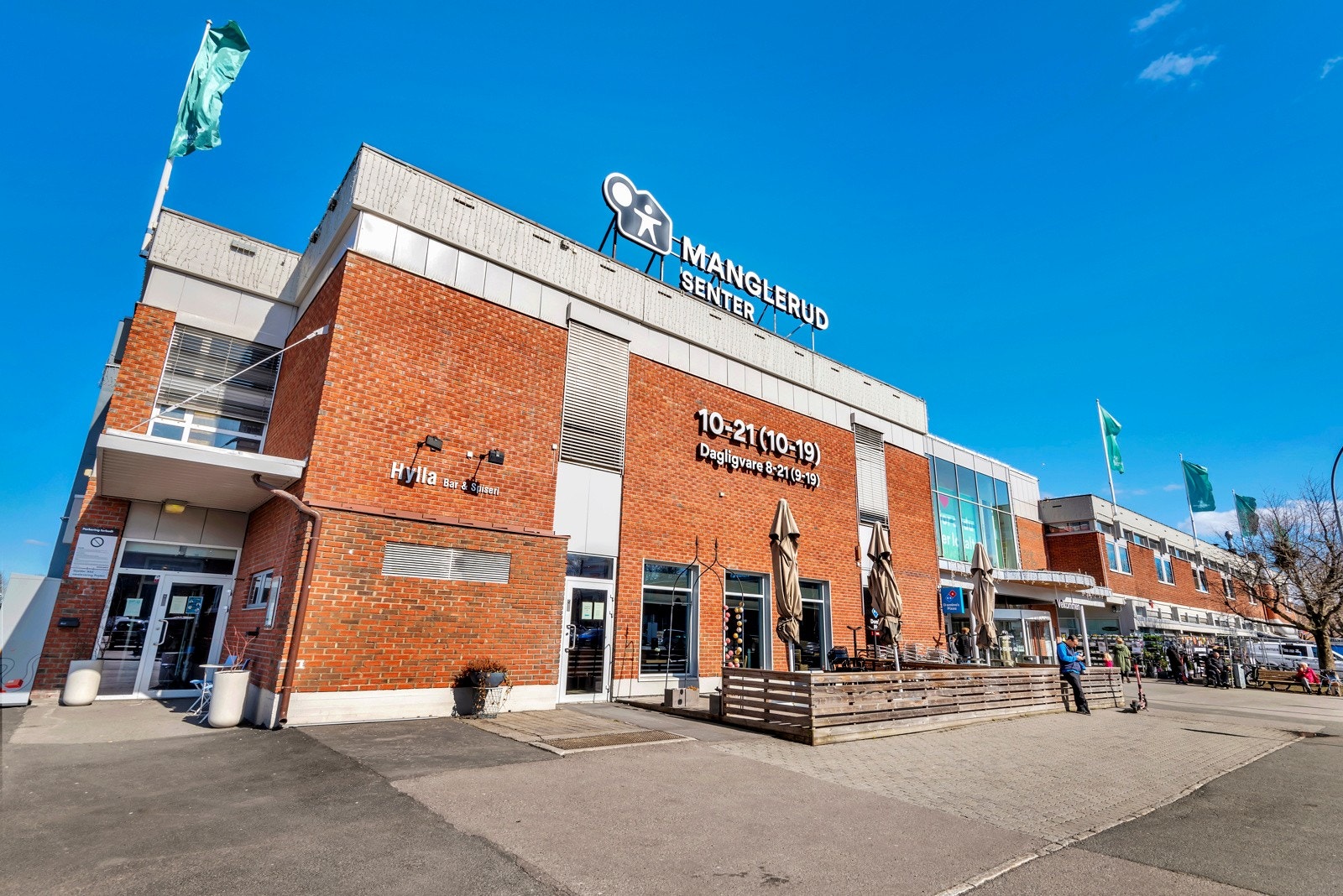 Senteret har 60 butikker med bla. matbutikk, klesbutikker, vinmonopol og kafé. Galleribilde