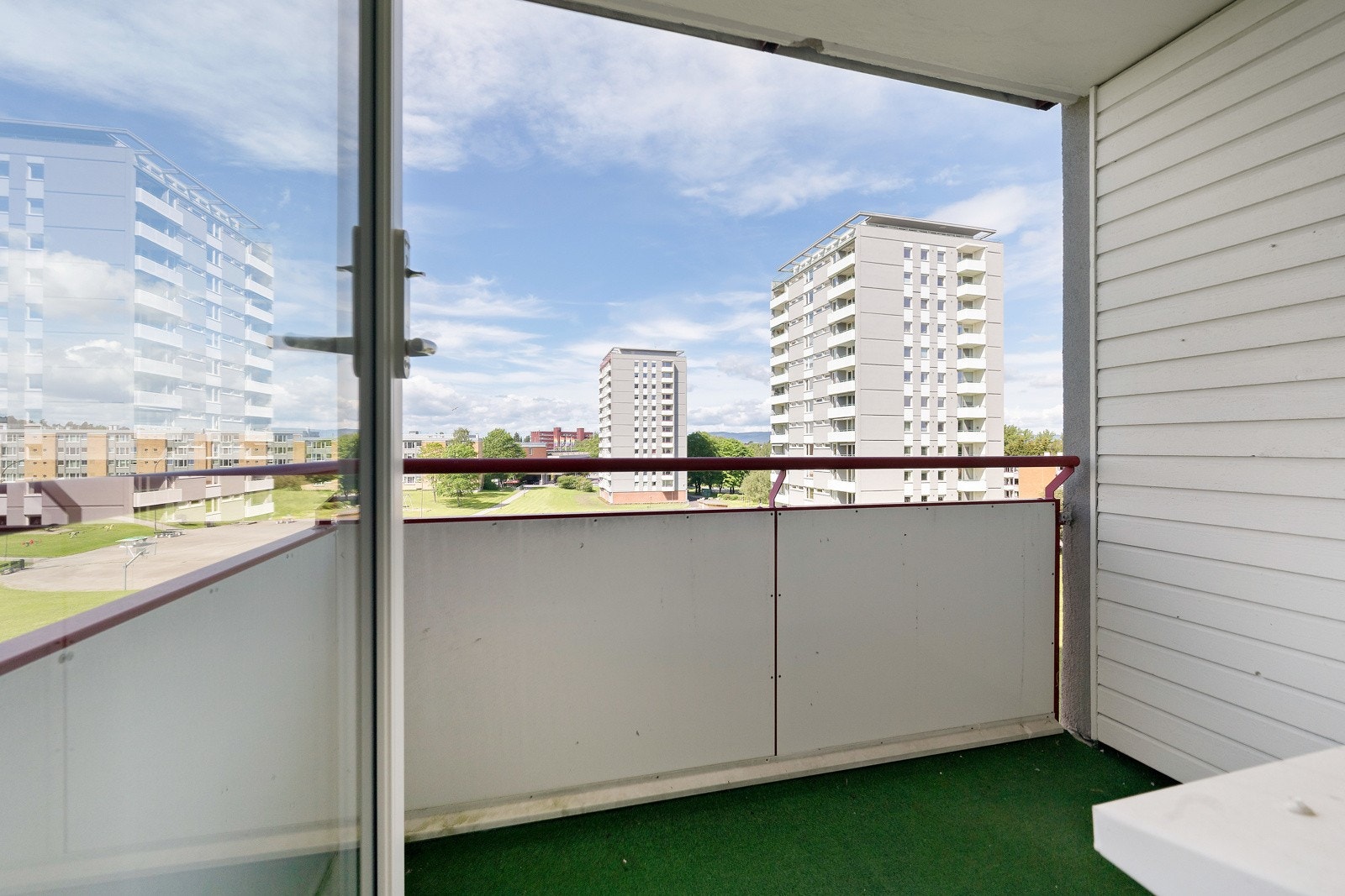 Overbygd og inntrukket balkong på ca. 3 m², med gode solforhol og fin utsikt. Galleribilde