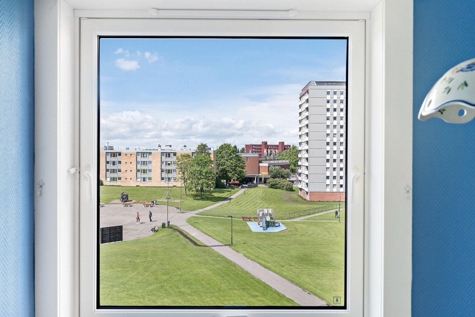 Hyggelig utsikt fra kjøkkenvinduet. Galleribilde