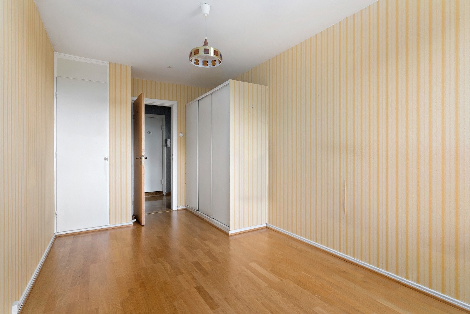 Rommet har plassbygd skap og skyvedørsgarderobe med god oppbevaringsplass. Galleribilde