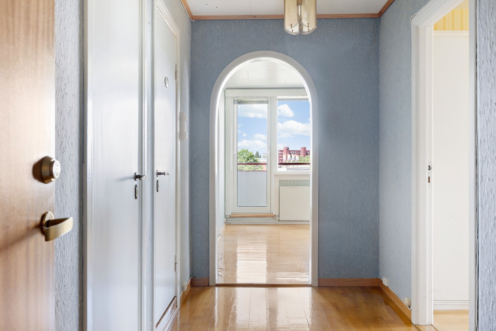 Romslig hall med adkomst til alle rom. Galleribilde