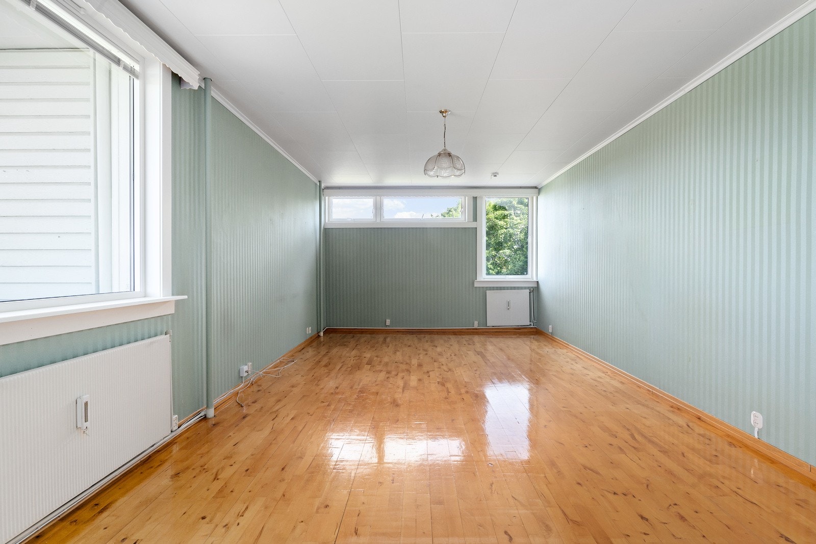 Stuen har plass til både sofa og spisebord. Galleribilde
