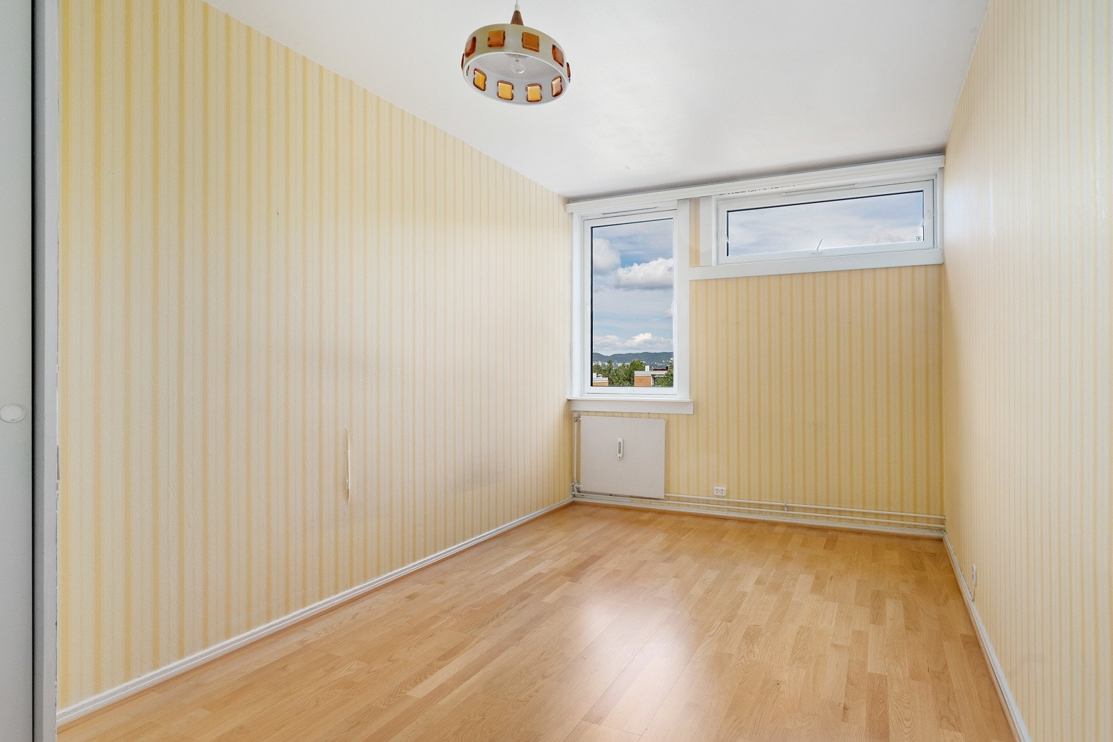 Soverom på ca. 13 kvm med plass til dobbeltseng. Galleribilde
