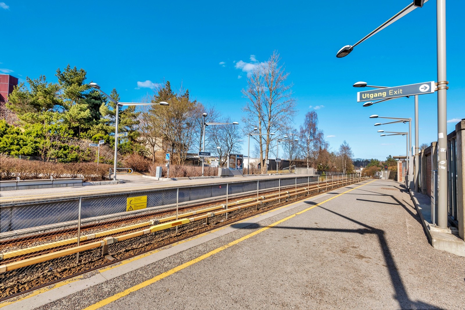 T-banen har hyppige avganger mot Oslo sentrum og andre veien. Reisetiden til Jernbanetorget er ca. 12 min. Flybussen går fra baksiden av bensinstasjonen. Galleribilde