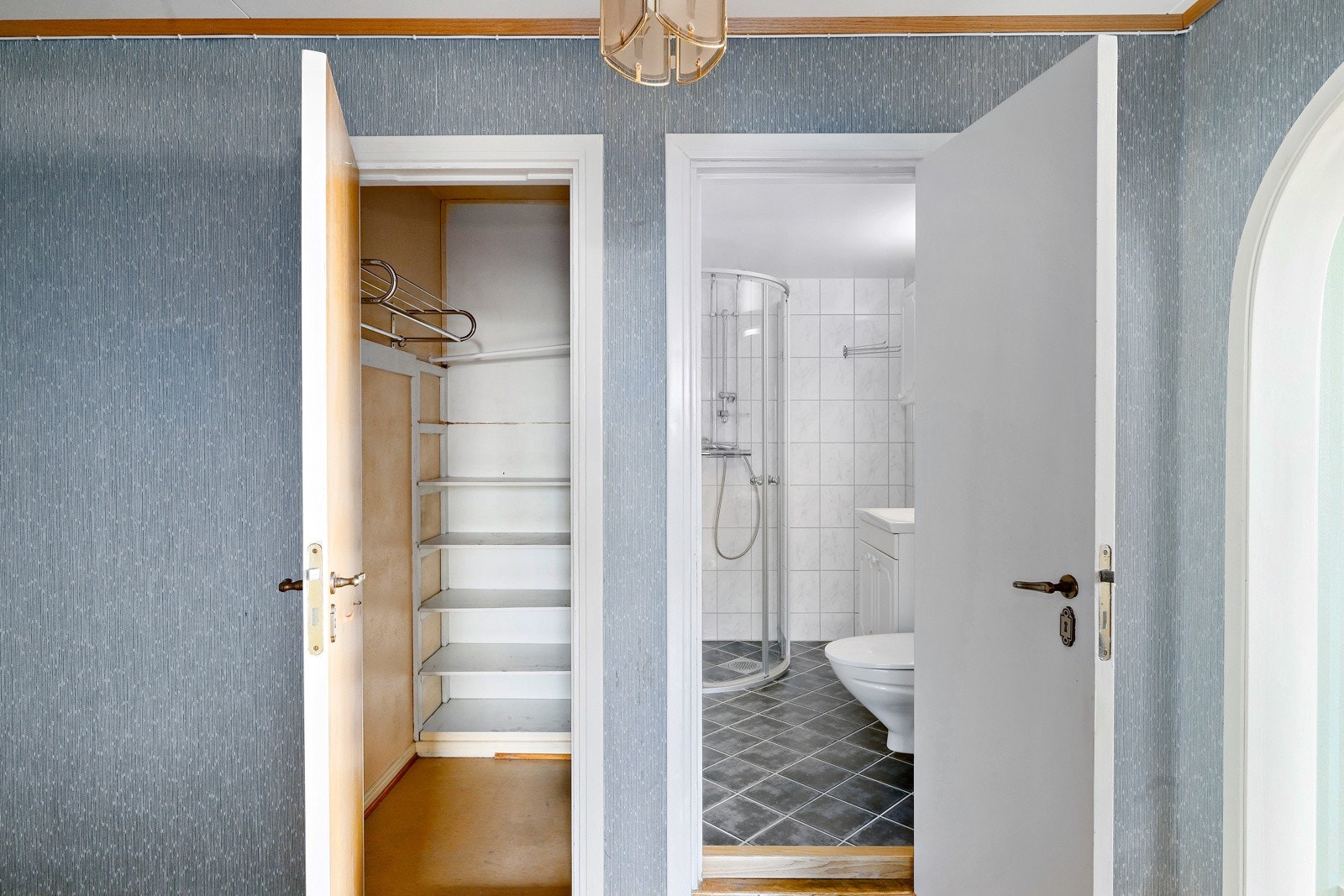 Bod/garderobe i entreen. Galleribilde