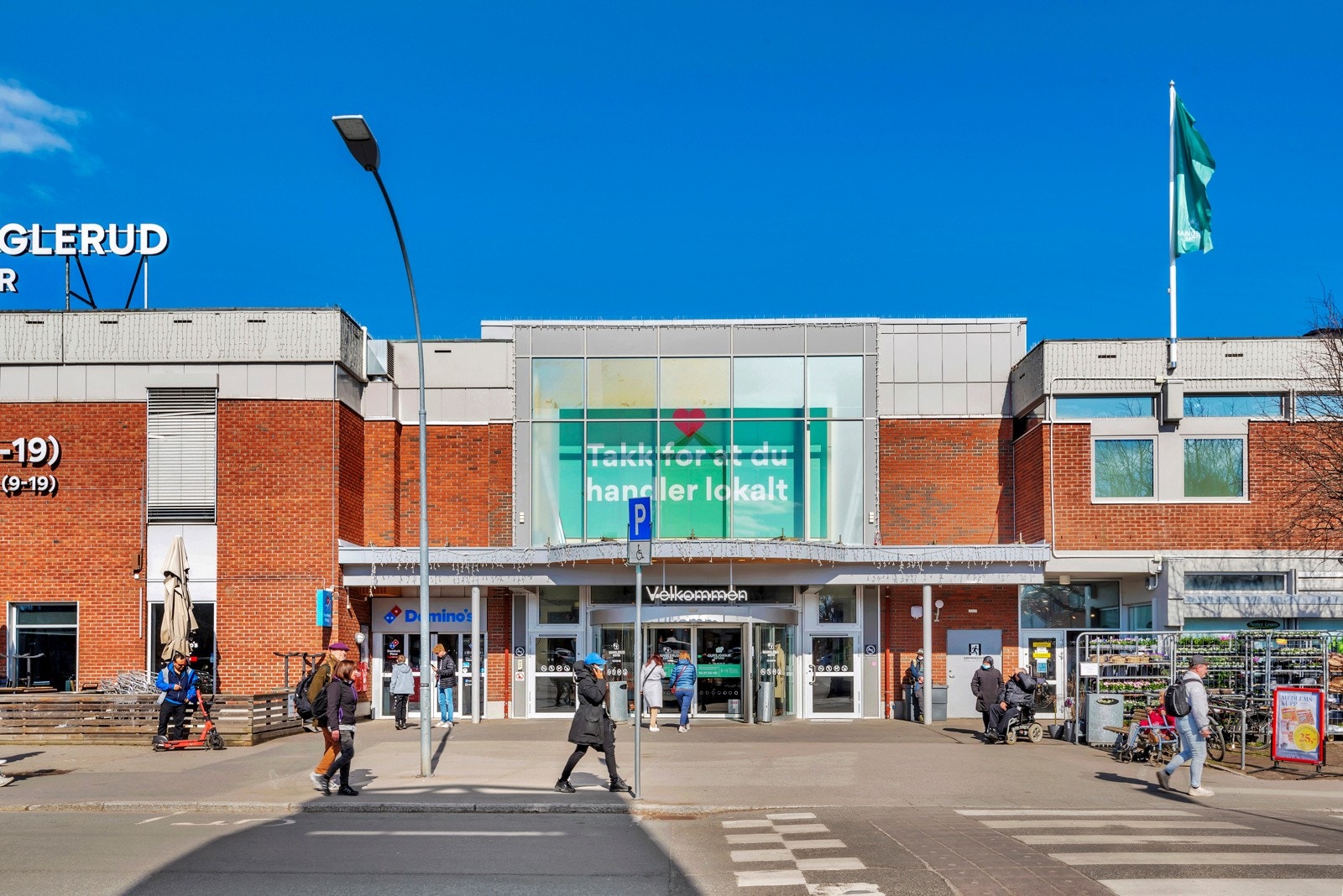 Manglerud senter ligger rett på andre siden av veien for fellesområdet. Galleribilde